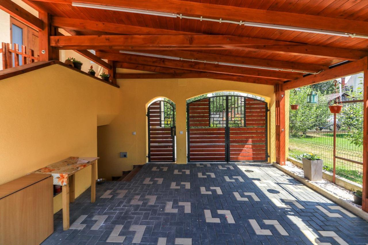 Nikas Apartment Sibiu Bagian luar foto